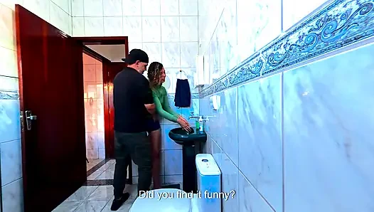 Stiefnichte allein im badezimmer und reibt sich beim trockenen hupen gegen sie.