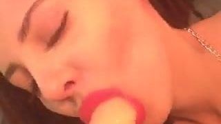 Mooi en stijlvol meisje deepthroat haar enorme dildo