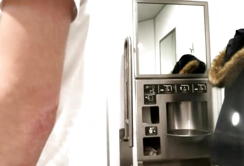 配信開始時刻 02/11/2021 08:59 pm Live in a Bathroom