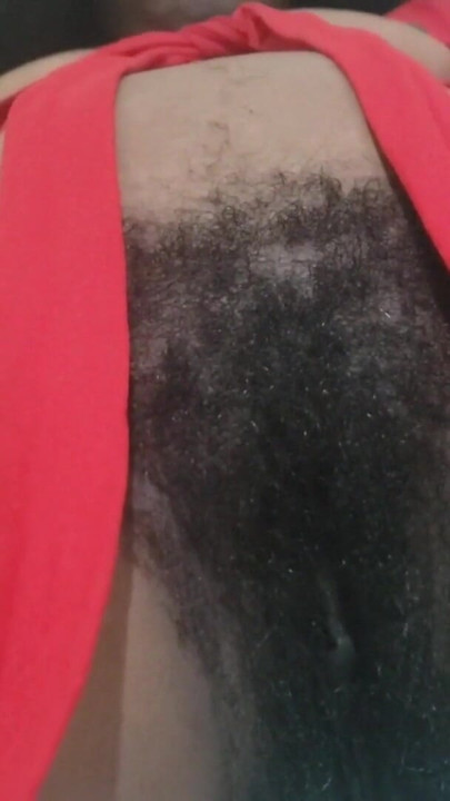 ヘアリーベイブが自信に満ちたナチュラルなルックで官能的で親密な瞬間を楽しむ |クリップ1