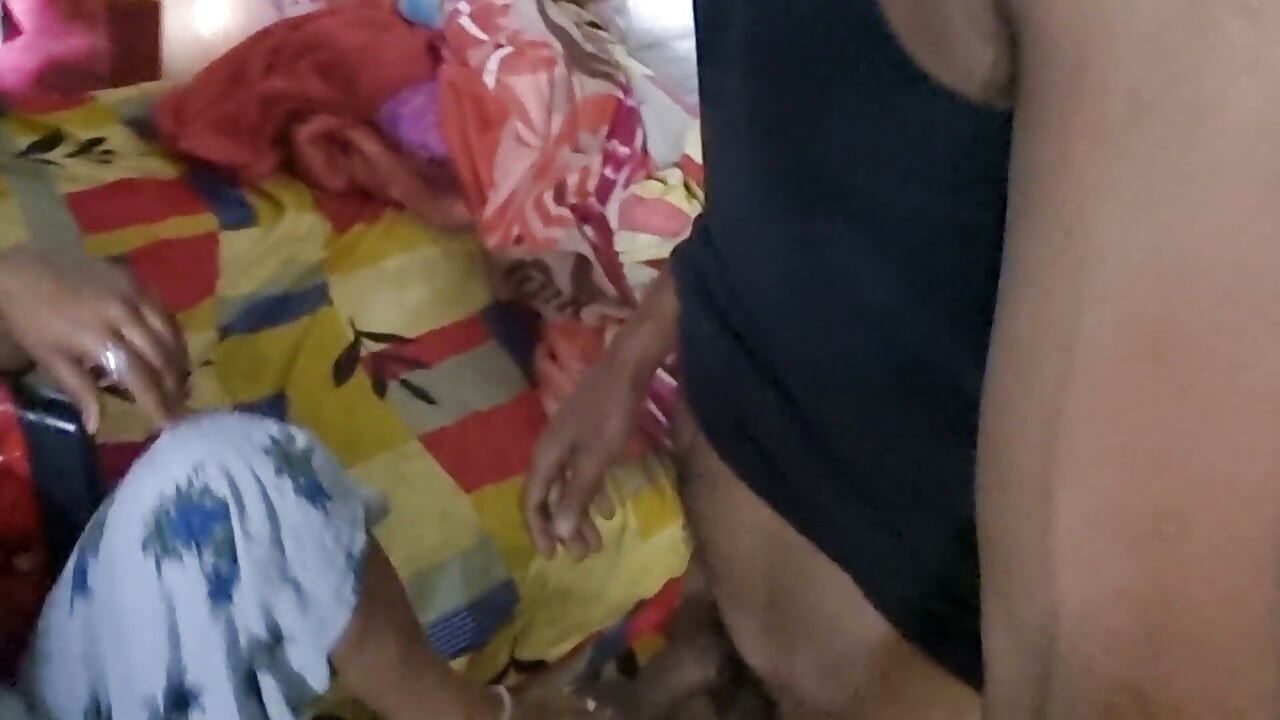 Desi bhabhi kitchen me khana devar ne bhabhi