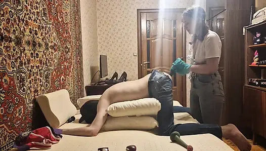 Русская красивая девушка трахает рабыню длинным большим анальным дилдо, подчинение мужчины в домашнем любительском видео Саша Земля