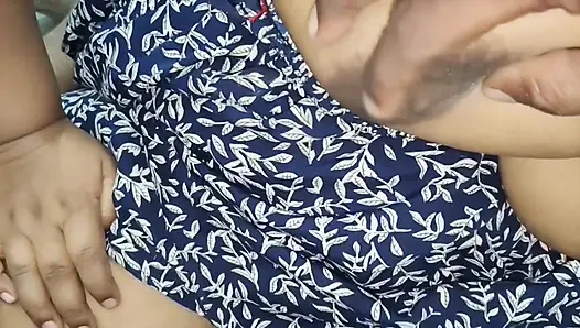 Kadın ev hizmetçisi gece ev sahibi tarafından ilk kez sıkı amcığını sikiyor