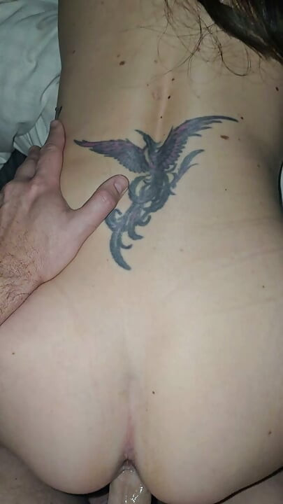 Milf adevărată freacă pula cu lubrifiant cu sânii ei mari falși și piercing