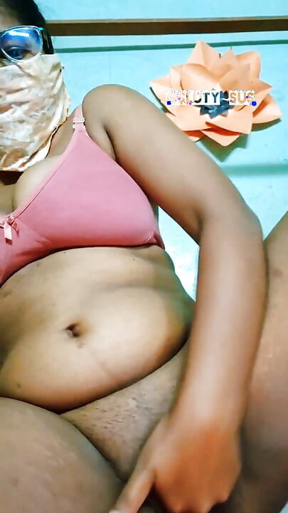 Desi mollige Teen fingert ihre nasse Muschi