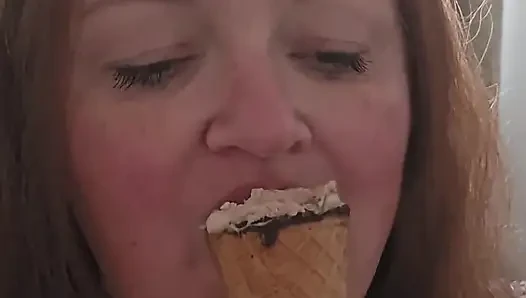 Eis zu essen, kann sehr sexy sein
