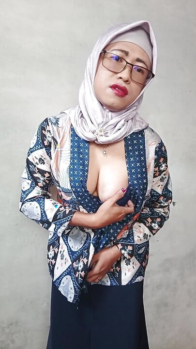 Hijab shemales com grandes paus dildo se masturbam até ela gozar