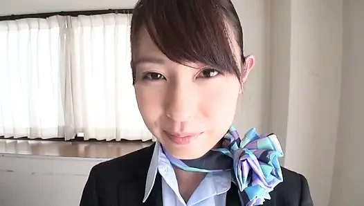 Olgun bir adam ve kabin görevlisi