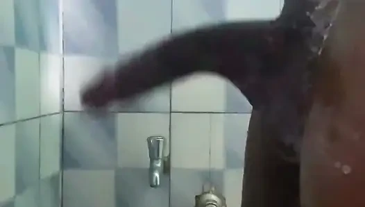20 yaşındaki büyük zenci yarağı duşunda yarağını temizlerken edepsizce mastürbasyon yapıyor