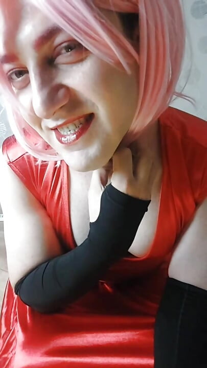Roter Langkleid hübscher weißer Femboy