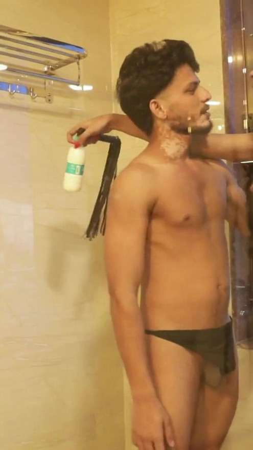 Hunter boyfriend gave the pain of in the bathroom | Clip 1