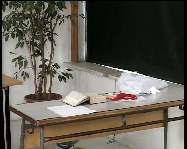 Lille tysk teenagedukke kneppet i hård trekant i klasseværelset