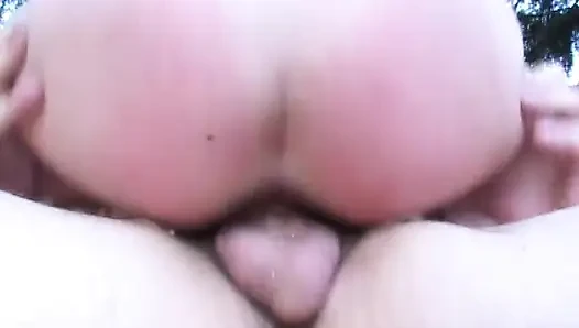 Ein großer harter schwanz im freien, doggystyle