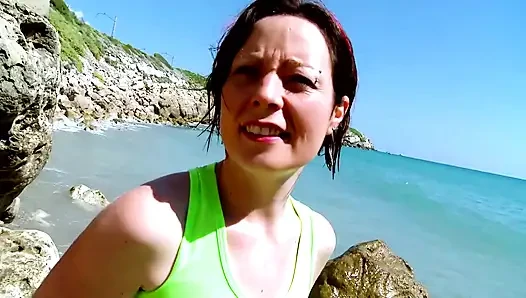 Esmer genç kız sikişmek için plaja götürüldü