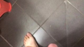 Piscia sul pavimento sotto la doccia