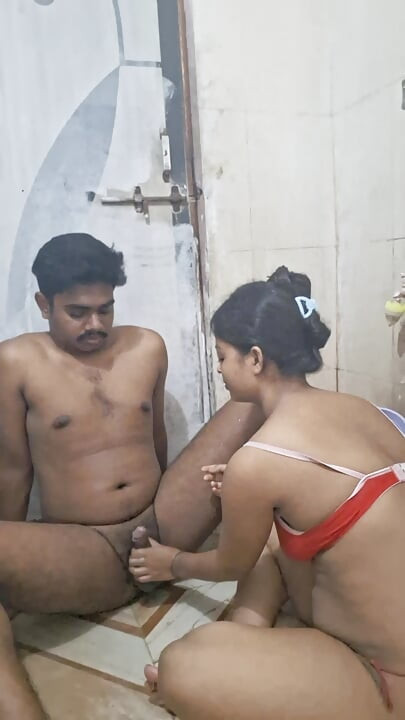 Adik tiri dan adik tiri berbagi ranjang dan ngentot habis-habisan