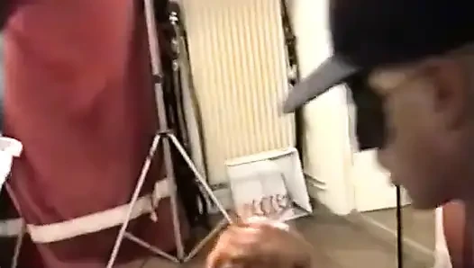 Nympho dewasa berambut merah disetubuhi oleh dua kontol pada saat yang sama!