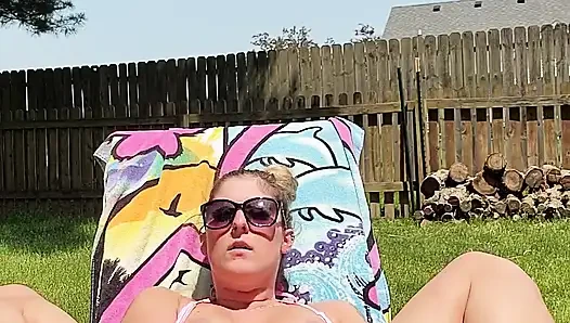 Hotwife Lexi Love Masturbiert Im Garten, Während Der Nachbar Draußen Ist!
