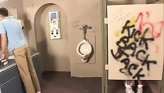 Ateşli kaltak götten büyük bir yarak almayı seviyor