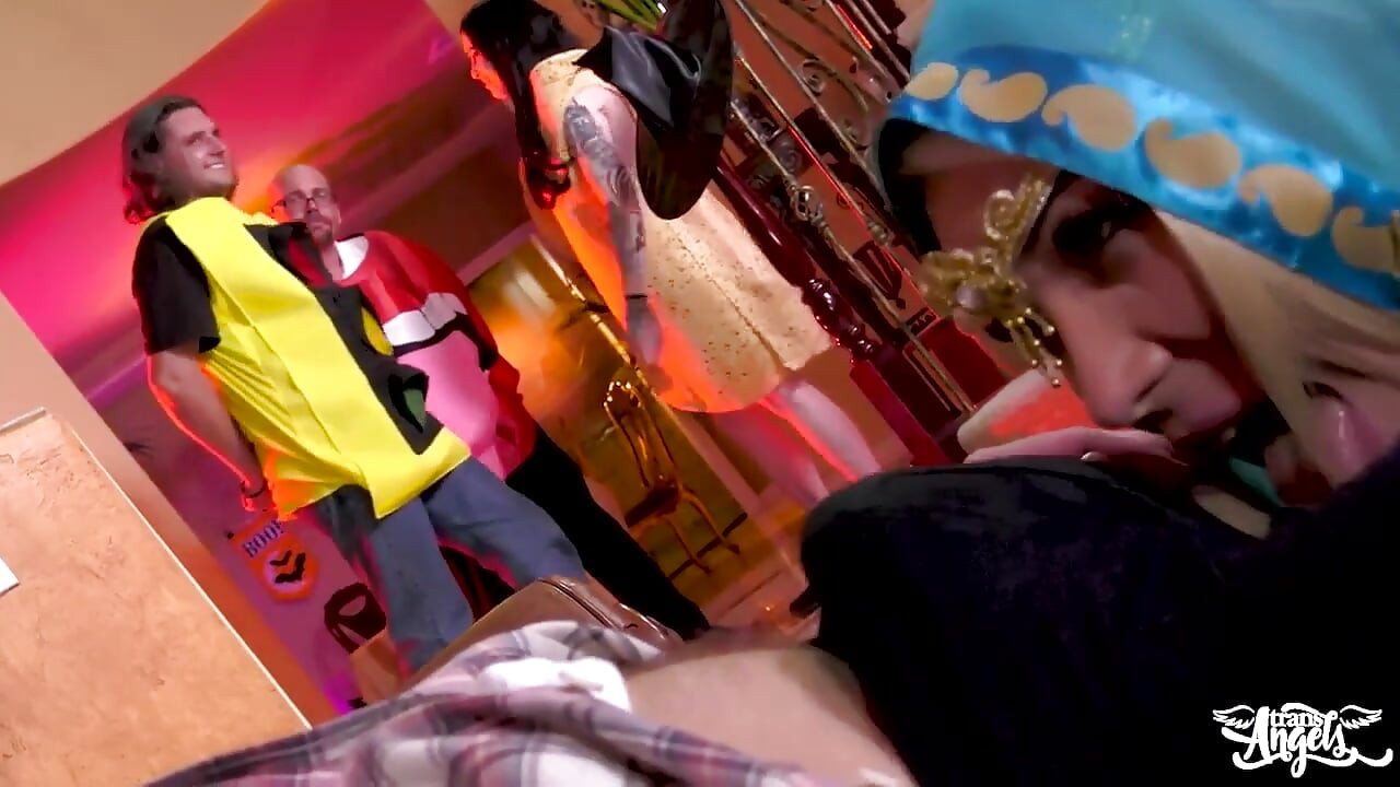 Trans angels - Connor Maguire ist auf einer party mit seiner freundin, er will stattdessen das heiße Kostüm seiner freundin abreißen!