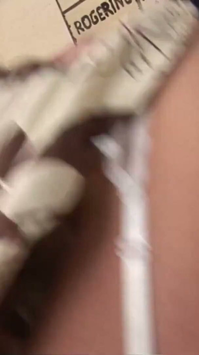 Funcionário da oficina de bicicletas mostra a uma milf loira de tetas grandes o que é bom sexo | Clip 1