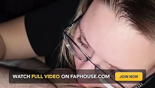 Beni yarağını sertçe besliyor, saçımı kapmasını ve ağzımı kalın kremsi dölüyle doldurıncaya kadar yüzümü sikişini izliyor