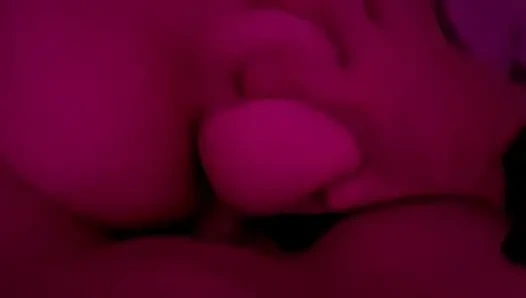 Интимный момент настоящей пары под красным светом