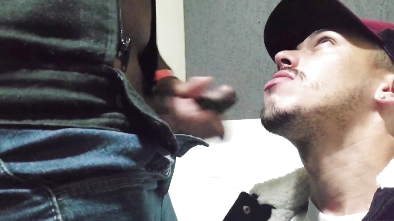 Ο φύλακας και το αφεντικό του κάνουν σεξ κρυφά.