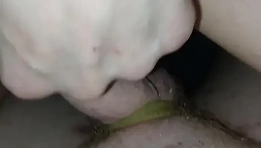EHEFRAU SCHLÄGT IHREN GROßEN KITZLER MIT MEINEM SCHWANZ