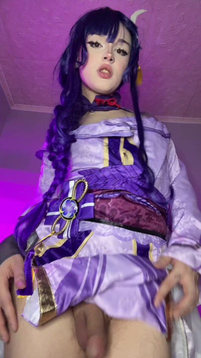 Femboy kosplejer zadirkuje kurcem