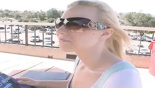 Лесбиянки в течке сцена-2 Пара блондинок-лесбиянок наслаждаются трахом со своим новым страпоном