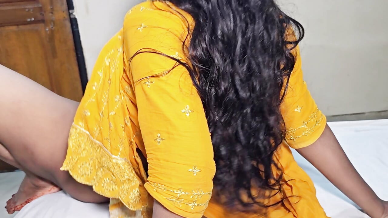 Desi maid steals money while cleaning the room, the room