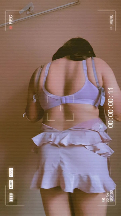 モナ・ボトム・クロスドレッサーのセクシーな曲線