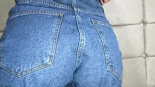 Teen manis mengerang dengan kenikmatan sambil membelai memeknya