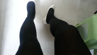 Белые лакированные туфли с черными соблазнительными колготками