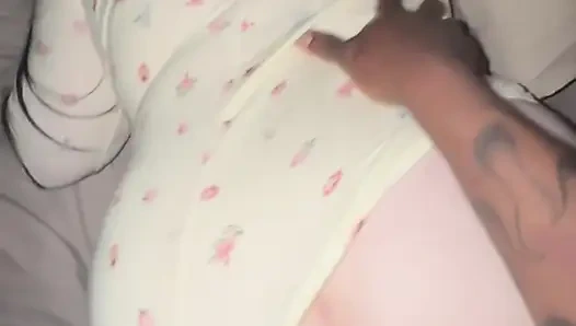 Моя лучшая подруга умоляла меня кончить в ее розовую тугую киску