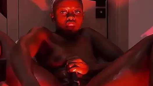 Uzun dildo kremsi zenci amcığının derinliklerine gidiyor