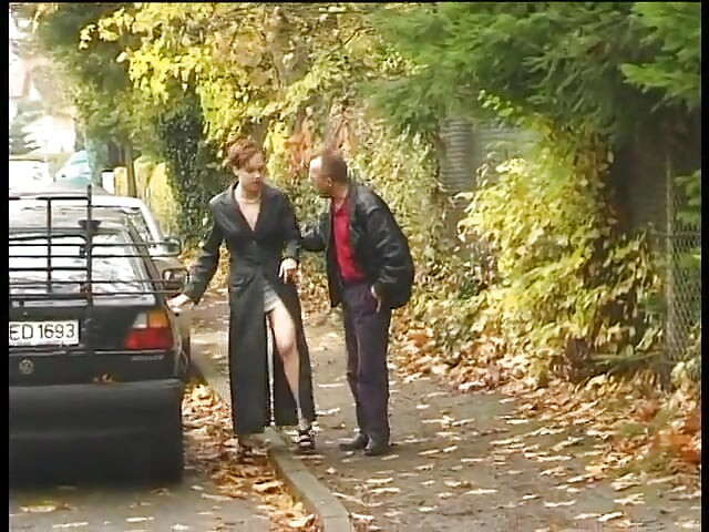 Seksowna dziewczyna zostaje zerżnięta po lodziku w furgonetce