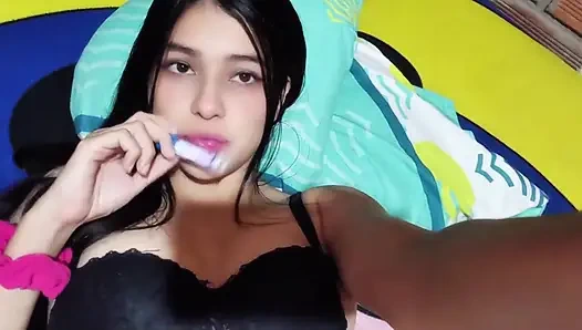 Porno aktrisi Yuliethgomez eşyalarını gösteriyor (gerçek ev yapımı)