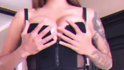 Lela Star minik götünü sikiyor!