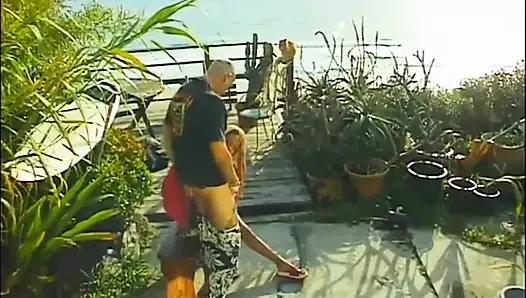 Dövmeli siyah amcık bahçede sikişiyor... Memelere boşalma