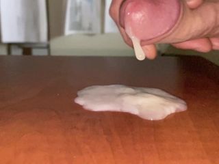 Grosse bite suintante de sperme