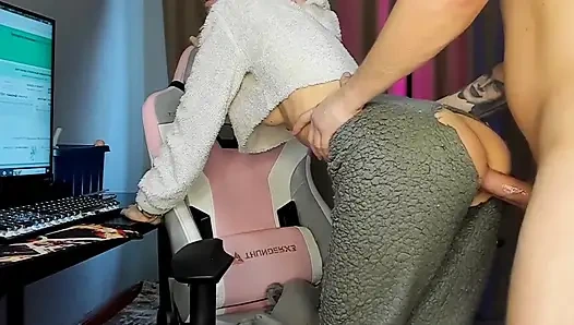 Biz porno izlerken pijama pantolonumu yırttı ve beni domaltarak sikti