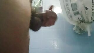 Гетеро мужик с большим хуем дрочит и кончает в ванной в любительском видео