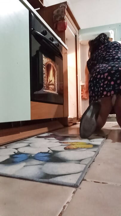 Transvestite cleans the fridge and eats his cum