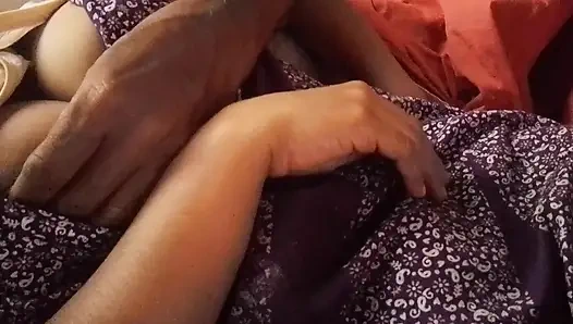 Муж делает массаж груди тамильской домохозяйки