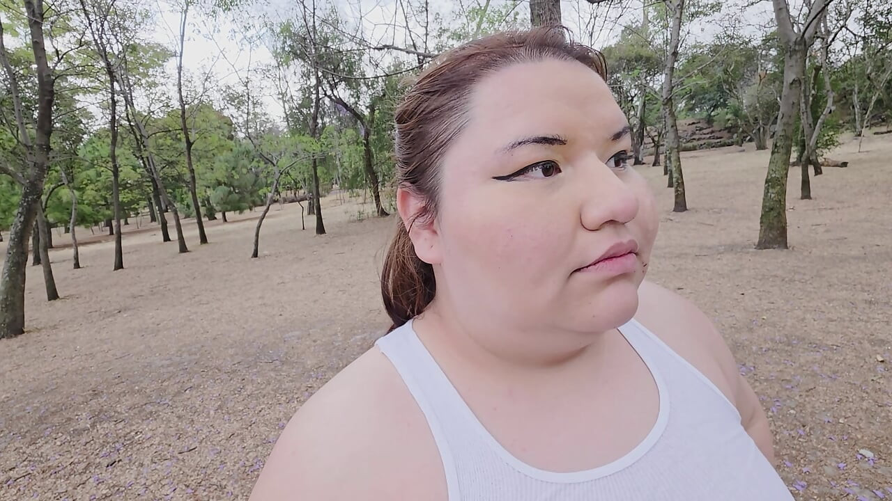 (検閲済み - カット - No People Around Round)顔に精液をつけて人前を歩き回り、大きなお尻を見せるのが大好きです