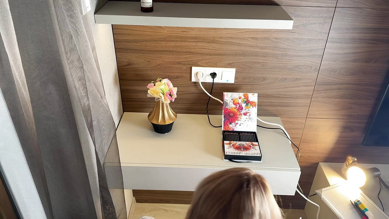 Si cantik blonde molek Alecia mempunyai buku pewarna baru untuk batang besar dan telur biru untuk warna