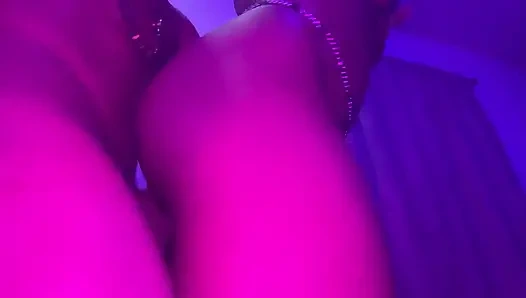 Хардкорный большой черный член Stand Up трахает мокрую 18-летнюю круглую жопу Slim мясистая мясистая маленькие вздернутые сиськи чернокожей юной киски