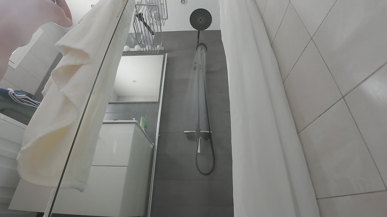 টাইট লোমশ যোনি ঝরনায় প্রস্রাব করছে